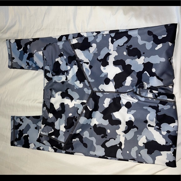 Live Electric Camo Atheltic Leggings, Size Large - Picture 1 of 8